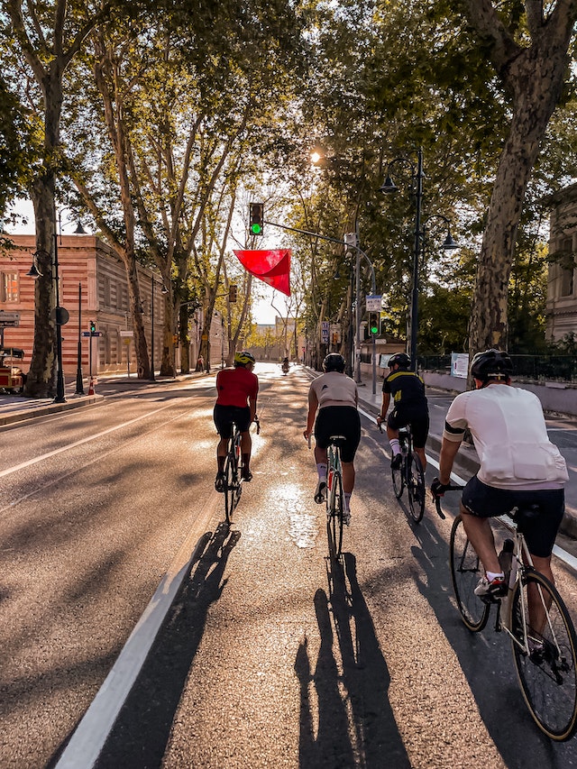 Eine Gruppe von Menschen, die Fahrrad fahren
